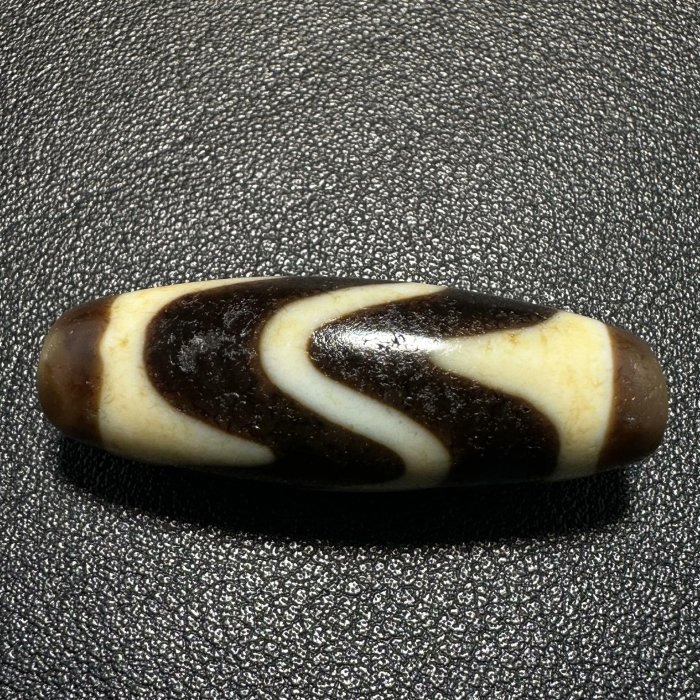 嚴選臺工製新銅雕雙水紋虎牙天珠，尺寸38.3x13.5mm，適合收藏文玩老