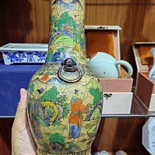 中国清時代哥釉五彩人物紋双耳瓶　（成化年製銘） 清乾隆年制黃哥釉五彩人物雙耳瓶，高25.2公分，絵精緻人物故事，色彩