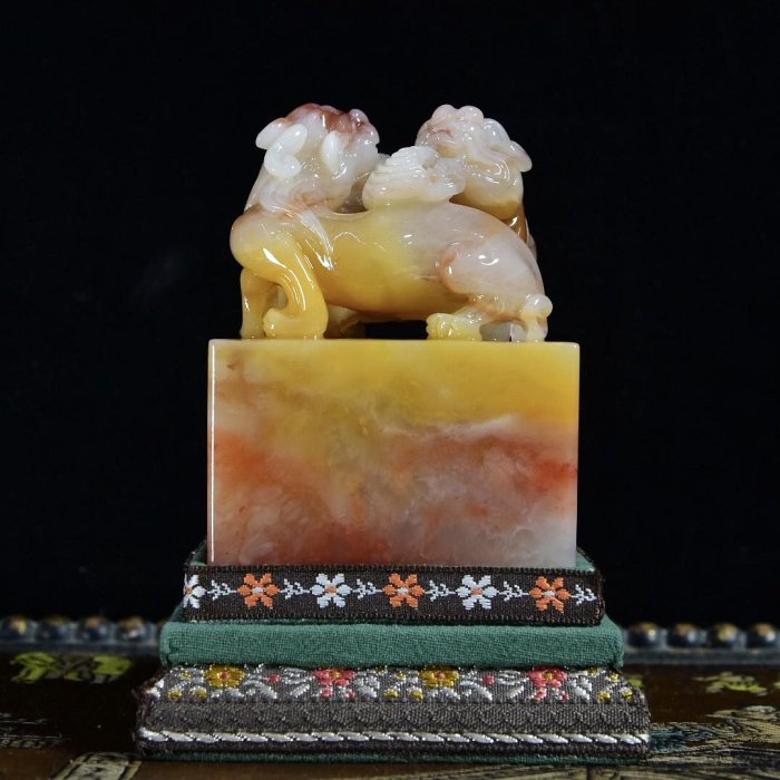 材質】：壽山石芙蓉石【寓意】：瑞獸呈祥印章【尺寸】：含底座高10.5x5
