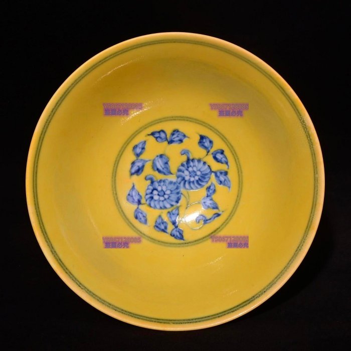 舊藏迴流瓷大明成化年制黃釉青花纏枝花卉紋高足碗，高10.6×15.2釐米