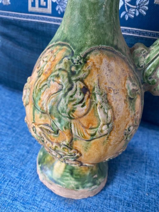 嚴選唐代三彩鳳紋執壺，高28cm，整體完好，局部輕微剝釉。釉色光亮，雕