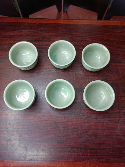 嚴選韓國當代鬼才申向浩創作的高麗青瓷杯，日式設計融入獨特工藝。杯體