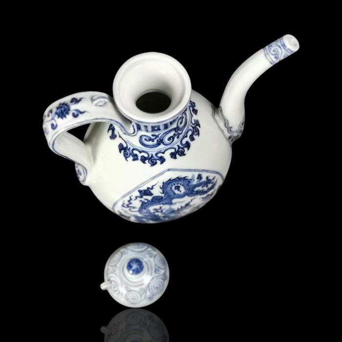博古珍藏》明．青花雲龍紋執壺．早期收藏．老件文物．茶壺瓷器．國際