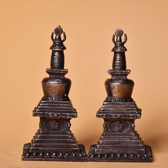 中国古美術・旧蔵品・純銅製・高浮彫・錾刻・鎏銀・八宝紋 盤龍 首飾箱・置物・茶道 珍品舊藏收純銅全銅高浮雕鏨刻鎏銀佛塔工藝精湛款式精美重300克高10