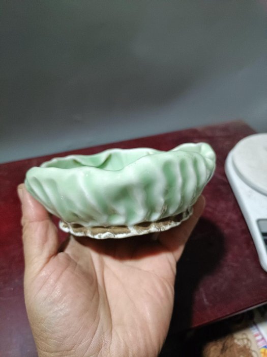 嚴選清代豆青釉瓷器筆洗， th? 工捏塑文房珍藏，口徑13公分高5公分