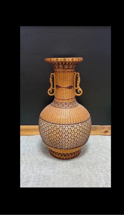 嚴選日本回流上世紀竹編雙耳大花瓶，內膽白瓷，做工精細上乘。全品未
