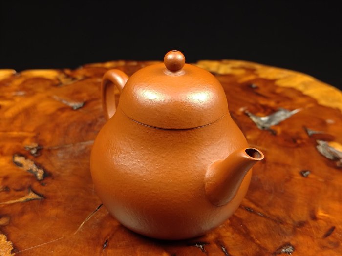 紫砂　植木鉢　梨皮紫砂　在銘　送料込み251115 壺風茶道~23267《宜興紫砂梨皮朱泥薄胎梨型壺》約160cc 宜興紫砂壺