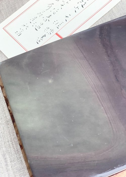嚴選天然魚腦雙凍蕉葉白端硯，尺寸19x11.8x2.6cm，開鑿摩崖巨製 雲月硯