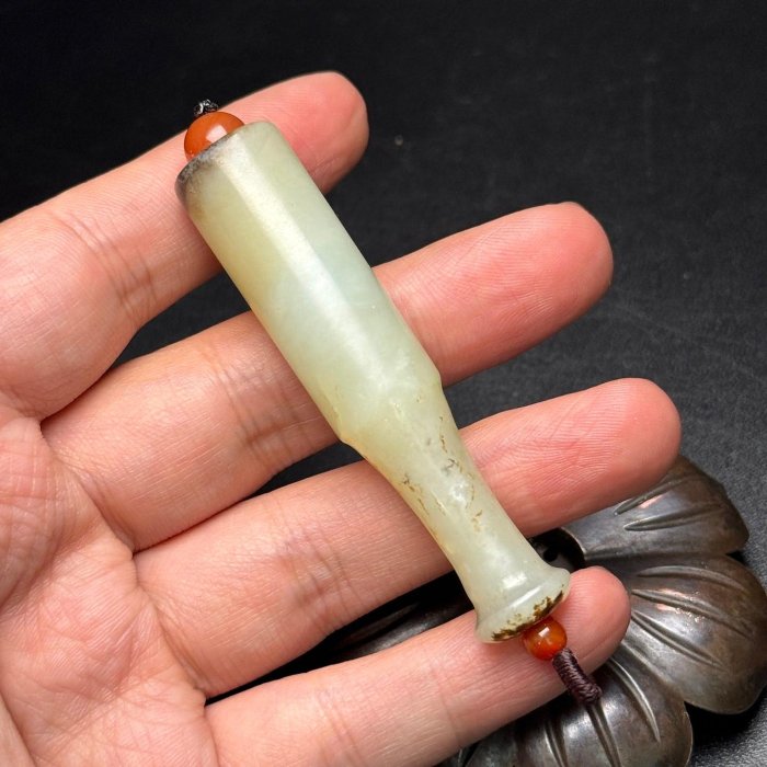 和田玉菸嘴，可做佩戴，器型美觀，玉質細膩油潤，包漿醇厚。直徑14mm長