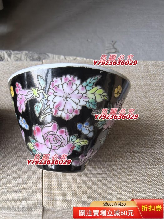 日本收回景德鎮百花不落地畫片茶杯，黑底五彩花卉畫片，底部中國景德鎮