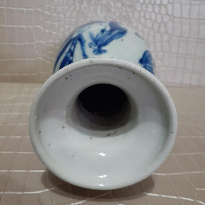 中国清時代豆青釉花瓶 TWO UNDERGLAZE-BLUE CELADON-GLAZED VASESQING DYNASTY, 19TH