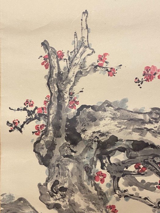 嚴選張大千紙本梅花軸立軸畫一幅，綾裱藝術珍藏兩側木軸頭，畫心尺寸CM