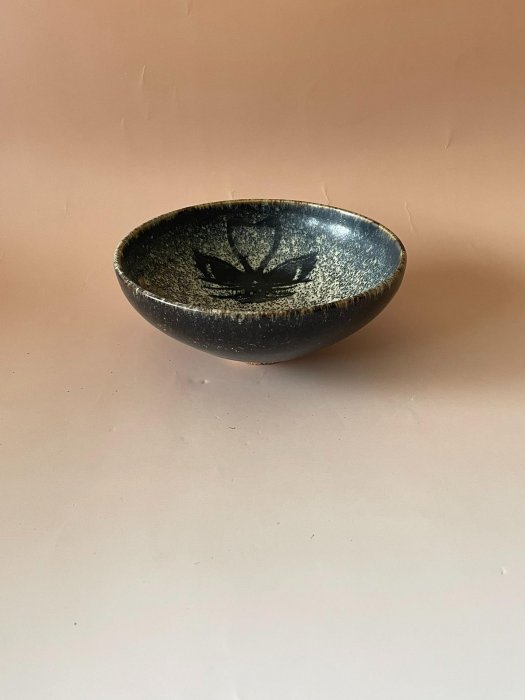 嚴選宋代吉州窯剪紙貼花茶盞，蝴蝶紋樣碗身，黑褐光亮釉色，細膩胎質與