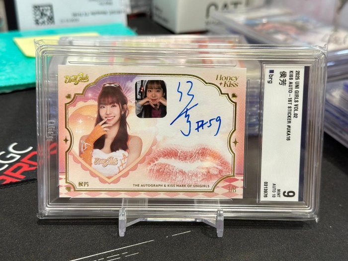 首號頭貼 Brg 9/10分 2025 中華職棒 統一獅 Uni Girls 侯芳 唇印簽名卡 限量1/8 新竹攻城獅 慕獅女孩 雙棲啦啦隊