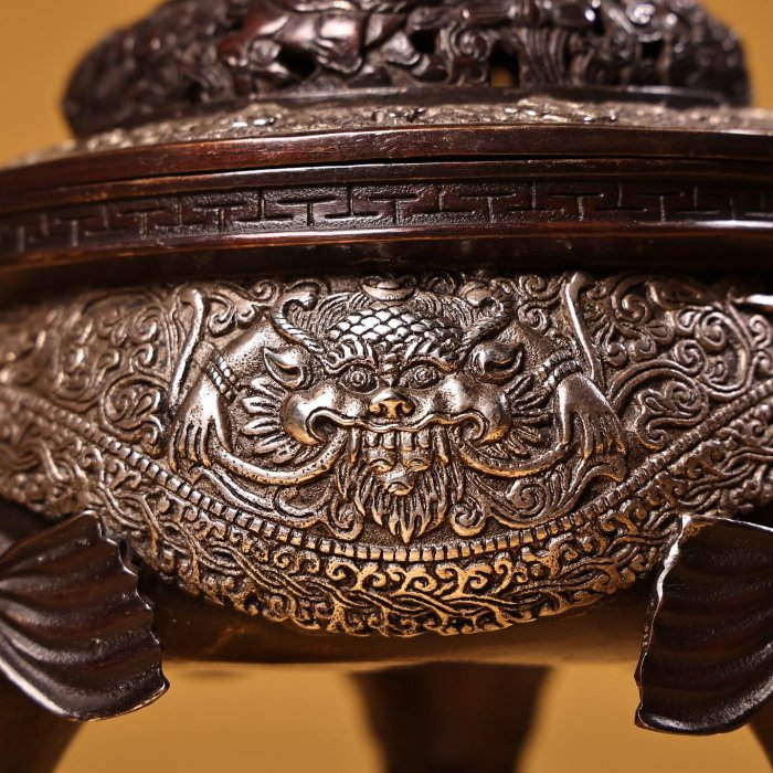 中国古美術品・珍品純銅製・高浮彫鎏金繍球香炉香囊・透彫・熏香炉・檀木箱付・香道具 珍品舊藏收純銅高浮雕鏨刻鎏銀獸面永珍薰香爐工藝精湛器型款式重1500克