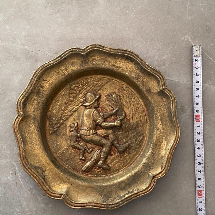 西洋收藏法國制造浮雕銅盤《稻草堆的農民》，直徑約21cm，重約3.63斤舊