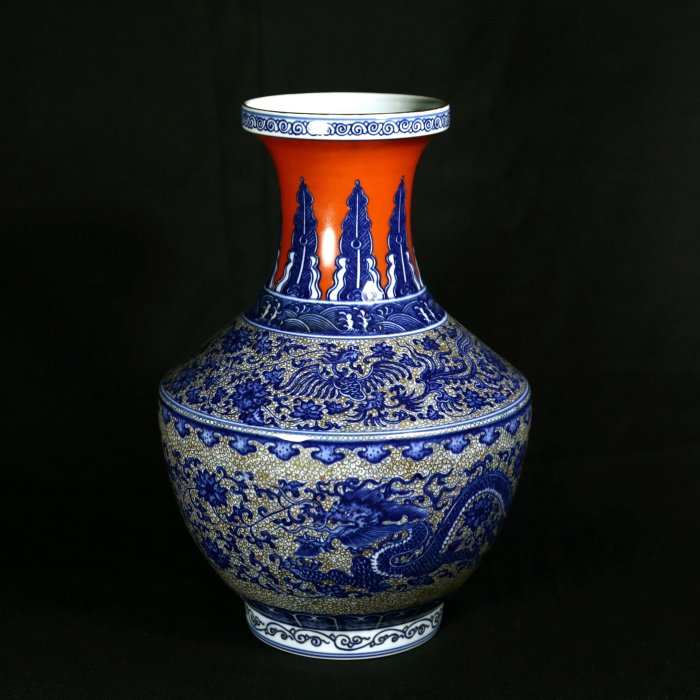 博古珍藏》款大清乾隆年製【青花描金龍鳳紋花瓶】高33公分．老件