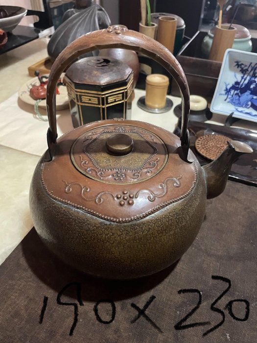 嚴選日本江戶時期手工捶打銅蟲壺，肚徑190mm使用痕跡顯拙樸之美日本江