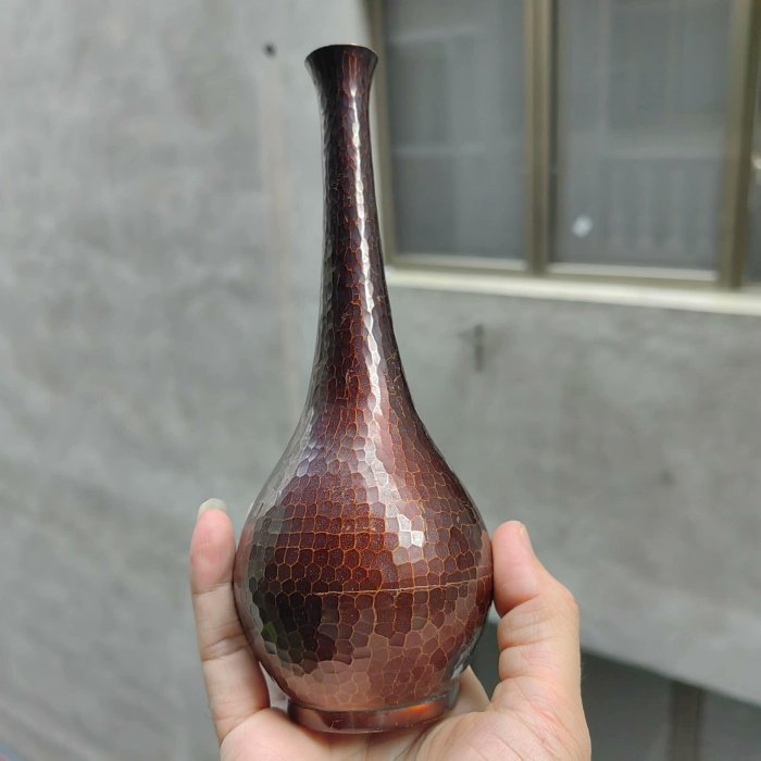 日本伊藤久芳堂手工打造的高岡銅器蟲花瓶，經典錘目紋飾，底部刻有銘文