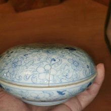 清雍正時代 染付 青花祥瑞花卉文四方印泥盒 蓋盒 香盒 文房香合(A-68) 嚴選雍正年制青花花卉粉盒，印泥盒，釉水肥美發色亮麗，純手繪工藝精緻