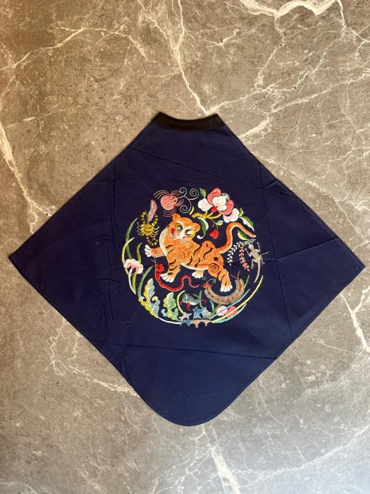 嚴選清代五彩蘇繡五毒肚兜，工藝精湛典藏級品項肚兜古代刺繡五毒文化
