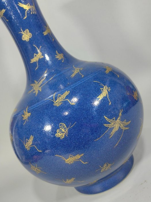 清代光緒時期手工霽藍釉描金賞瓶，精雕細琢，飽和度高的藍色中點綴金色