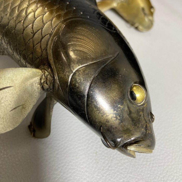 鯉の置物　金工師岩坪信光作　金属工芸品　鯉　縁起物　置物　信光　台座付き 鯉の置物 金工師岩坪信光作 金属工芸品 鯉 縁起物 置物 信光 台座