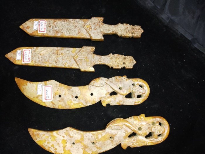 古玉白玉 黃玉白玉。古玉劍玉刀。玉配件。褐色深沁古龍紋。人物精雕緻密