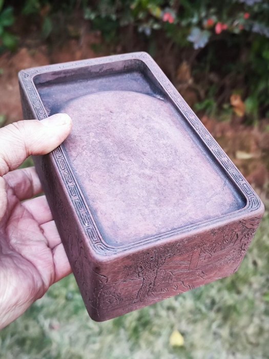 嚴選蘇州早期澄泥硯，蝦頭紅設計，六面滿工藝術品，紅木精巧蓋，底款