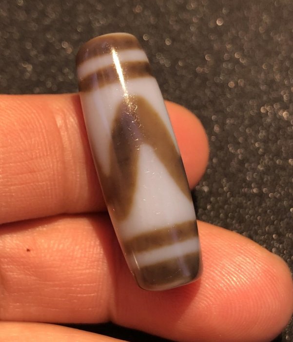 精品藏傳雙線虎牙天珠【藏品詳述】： 尺寸：對孔：35.1mm直徑：11.7mm