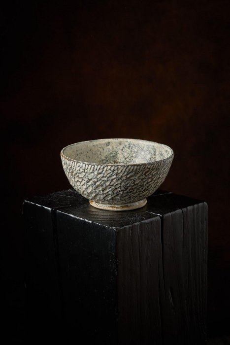 島岡達三縄文象嵌抹茶碗，口徑16.3cm高7.7cm，重量561克，人間國寶工藝