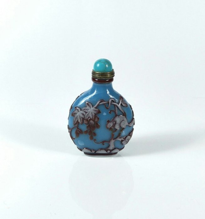 鼻煙壺　二色被せ（多色套料）獅子 域鉴古玩】青花狮纹鼻烟壶拍卖价格/图片/值多少钱