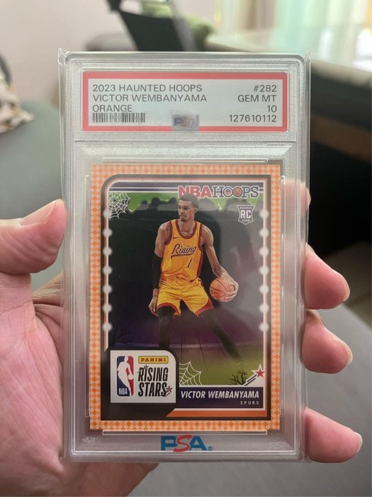 橘亮鑑定卡！Victor Wembanyama 斑馬 2023-2024 Hoops RC 萬聖節特卡PSA 10 NBA馬刺隊 週日結標非簽名卡