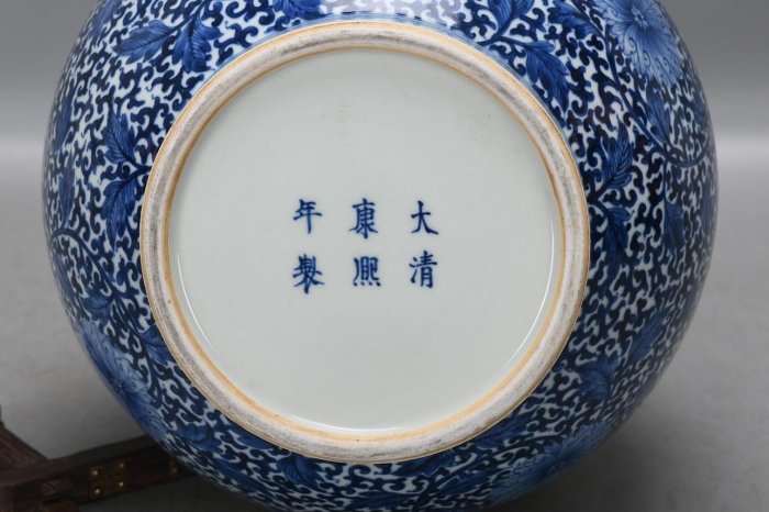 可議價大清康熙青花纏枝蓮天球瓶，高46.5厘米，口徑9厘米，肚徑23厘米