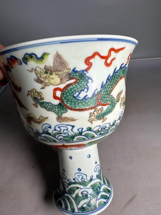 嚴選大明宣德五彩龍紋高足杯，胎質細膩釉色純正，龍紋海水絵工精湛陶瓷