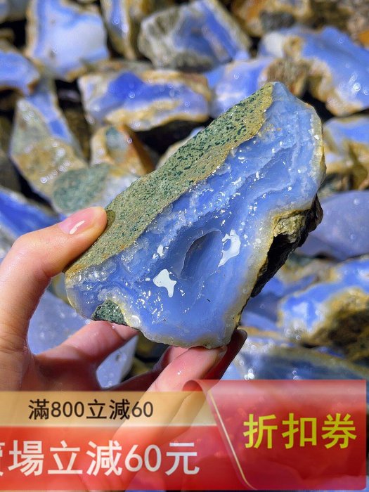 藍瑪瑙原石，礦料，藍色澤漂亮，晶體結構獨特，面光滑細膩。適合做擺件