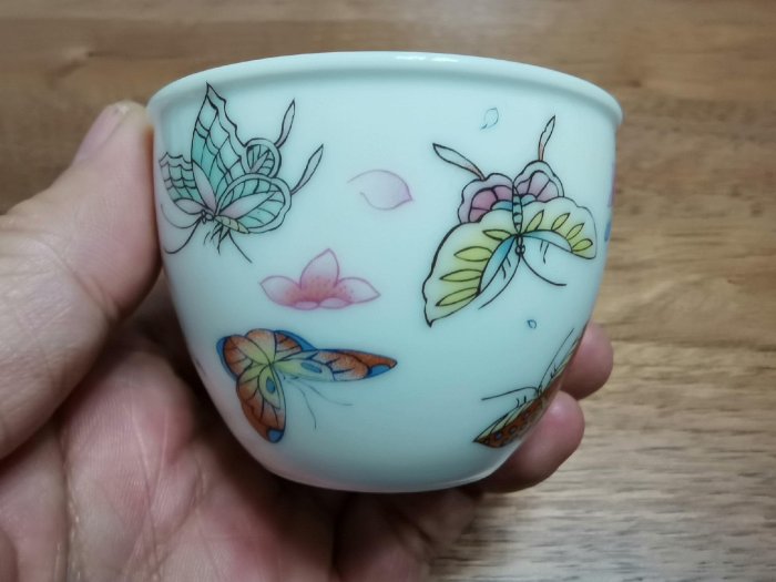 景徳鎮 粉彩花蝶紋 N 手描き 景德鎮粉彩蝶戀花瓷杯口徑6.5cm高4.6cm容70cc品相優美嚴選收藏蝶戀花粉