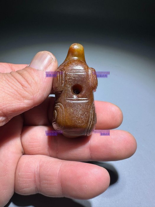 和田玉瑞獸把，玉質溫潤細膩，金黃色澤自然漂亮，雕工精美，造型生動