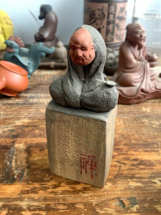 嚴選宜興紫砂精雕達摩茶寵，方正造型散發禪意推薦達摩雕塑紫砂茶寵