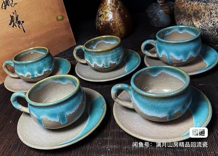 嚴選日本上野窯孔雀天目咖啡杯，柴燒工藝呈現獨特天目綠紋。杯寬11.5cm