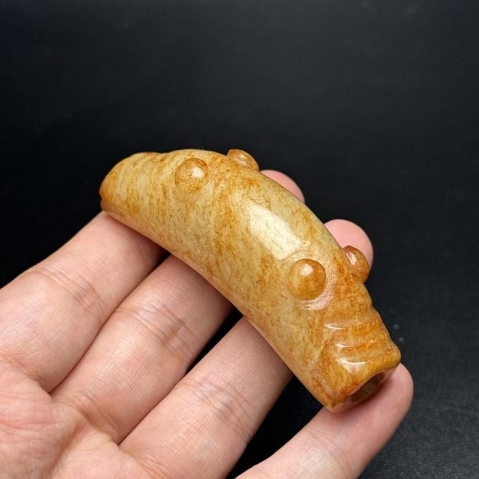 和田玉雕刻精美玉質溫潤細膩仿高古玉品類）器主體為玉豬龍，是新石器