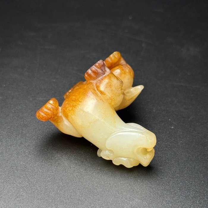 和田玉高古玉瑞獸，望天犼，器型美觀，工藝生動，玉質溫潤，皮殼包漿