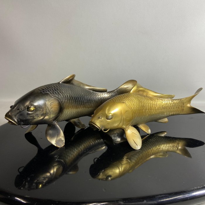 鯉の置物　金工師岩坪信光作　金属工芸品　鯉　縁起物　置物　信光　台座付き 鯉の置物 金工師岩坪信光作 金属工芸品 鯉 縁起物 置物 信光 台座