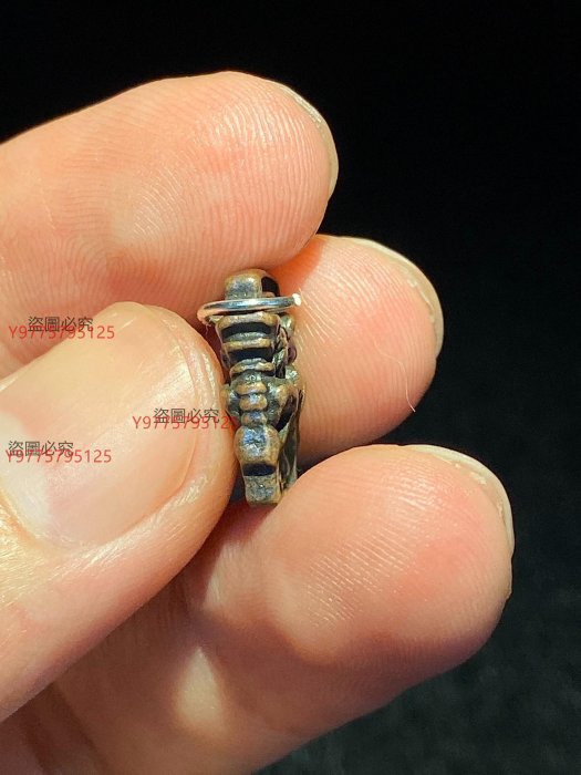 KᾩῘ古書:藏傳鐵印五十品`ἏὯ 藏傳老紫利馬銅茲巴扎經書扣側掛配飾（編號0204） 參考尺寸高14.7mm 寬