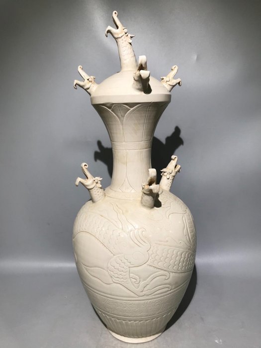 嚴選宋代定窯白瓷九龍瓶，細膩胎體與溫潤釉面完美融合，精湛工藝雕琢出
