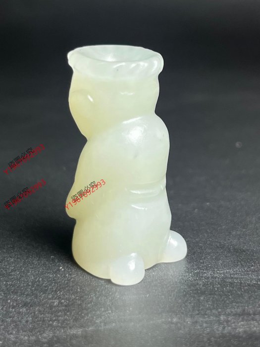 和田玉玉跪人雕工精美玉質油潤細膩品相完美規格高4厘米寬2厘米厚2厘米