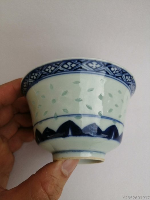 晚清民國，青花玲瓏瓷茶杯口徑10.5cm，高6cm 口沿處小磕沖，幾古董古瓷