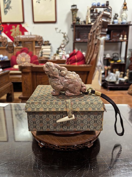 日本中古回流帶原盒玉石精雕瑞獸天䘵手把玩件重鉈工，色彩斑斕，玉質