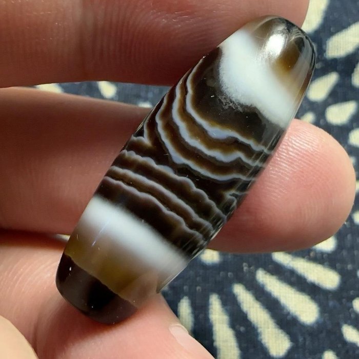 嚴選天然纏絲瑪瑙天珠，晶瑩油潤孔道工整，尺寸35.1×13mm 纏絲瑪瑙天珠