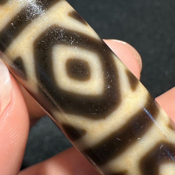 嚴選臺灣工藝精品牙黃金剛虎牙九眼天珠，尺寸約77.5x14.8mm，適合收藏